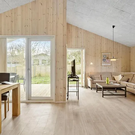 בית נופש 4 Bedroom In *